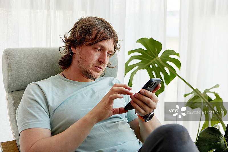 男人在周末使用智能手机图片素材