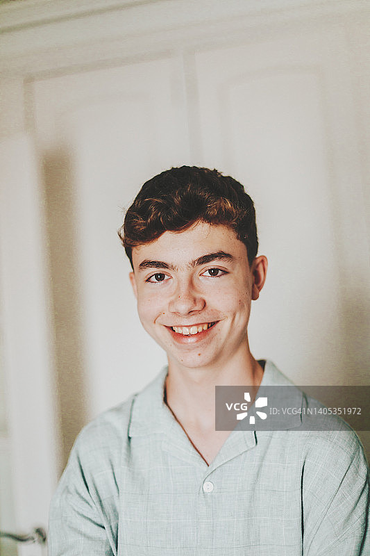 戴眼镜的青少年男孩肖像特写图片素材