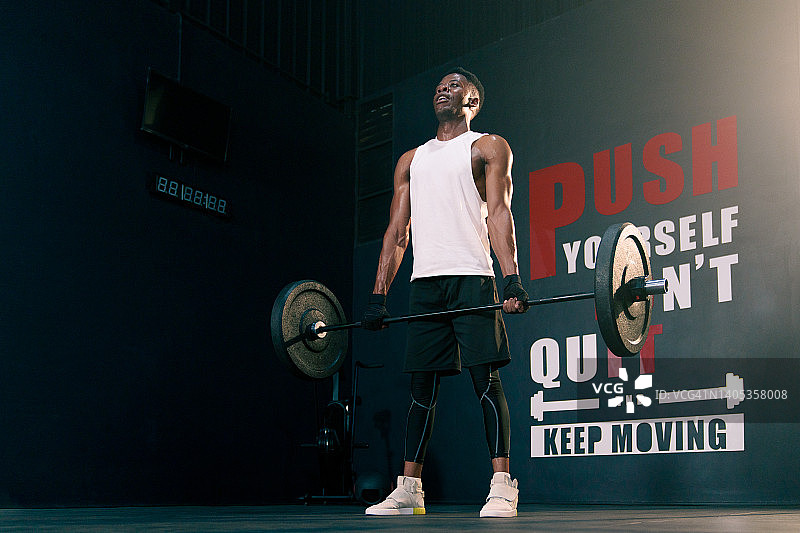 健身男人：健美运动员杠铃举重训练，肌肉男士力量举重深蹲健身图片素材