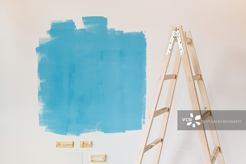 用蓝色涂墙！图片素材