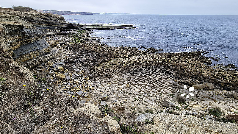 葡萄牙莱里亚区孔索拉桑海滩的大西洋海岸线图片素材
