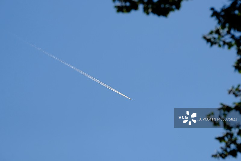 飞机的尾迹图片素材