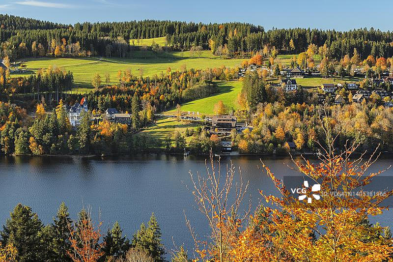 德国巴登-符腾堡州黑森林蒂蒂湖秋景图片素材