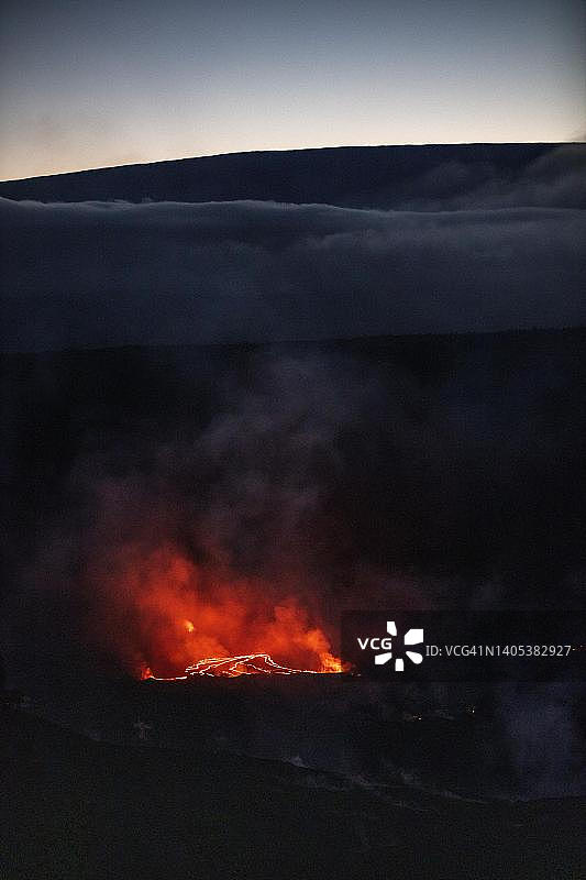 基拉韦厄火山活跃喷发,背景为冒纳罗亚火山,位于美国夏威夷大岛夏威夷火山国家公园哈雷茂茂火山口图片素材