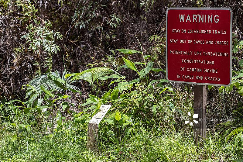警告标志,火山小径,哈雷茂茂徒步小径,基拉韦厄火山口,夏威夷火山国家公园,大岛,夏威夷,美国图片素材