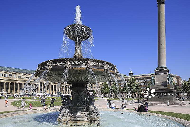斯图加特州首府国王大厦和马夸特大厦后面的城堡广场，有喷泉和禧年柱图片素材