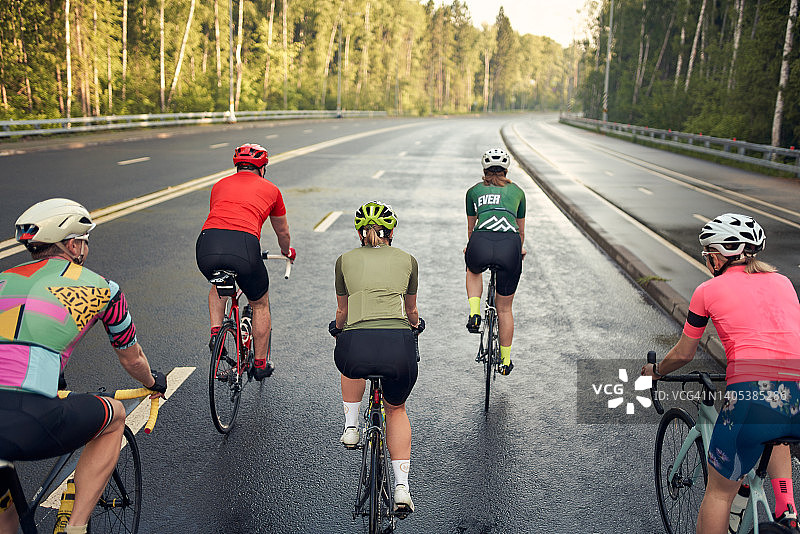 乡村公路上的自行车俱乐部图片素材