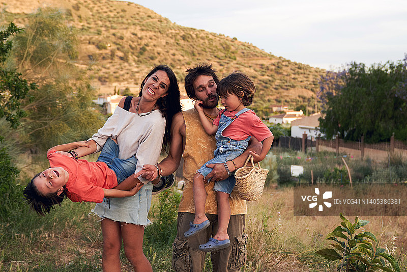 一家人在乡下和儿子们玩耍图片素材