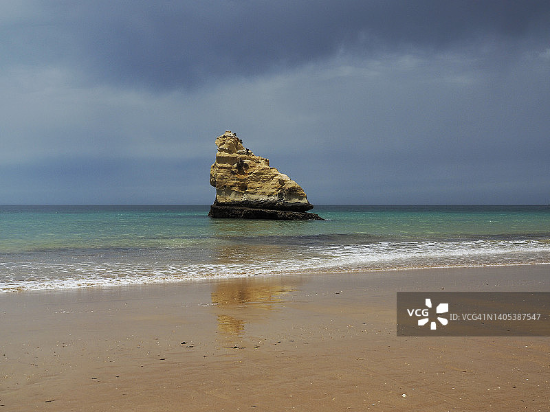 葡萄牙阿尔加维波尔蒂芒三城堡海滩的海蚀柱图片素材