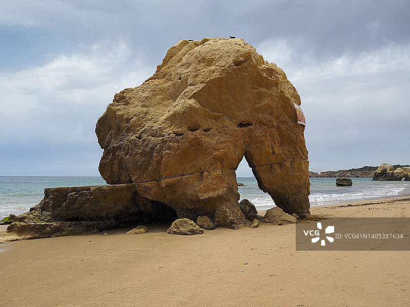 葡萄牙阿尔加维波尔蒂芒三城堡海滩的天然拱门岩石构造图片素材