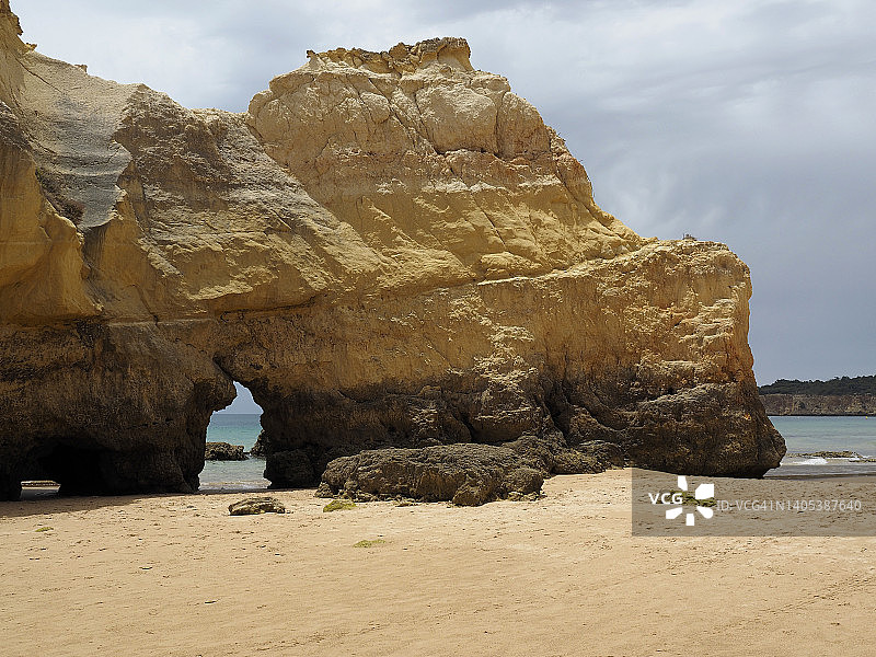葡萄牙阿尔加维波尔蒂芒三城堡海滩的天然拱门图片素材