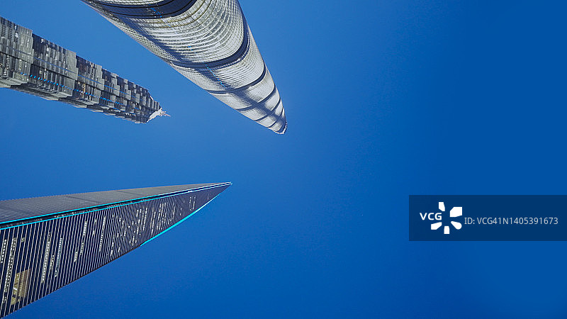 夜晚现代化的上海城市仰视视角图片素材