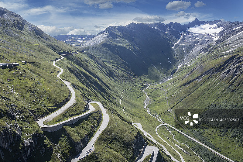 瑞士阿尔卑斯山上的蜿蜒道路图片素材