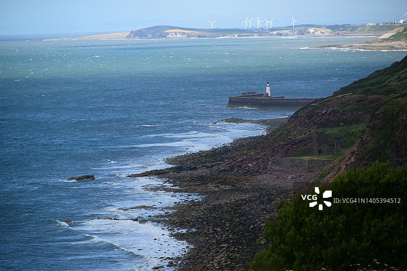 阳光和阴影下的海岸线图片素材