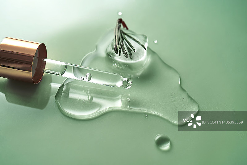 含迷迭香的融化冰块，完美展示含迷迭香成分的化妆品图片素材