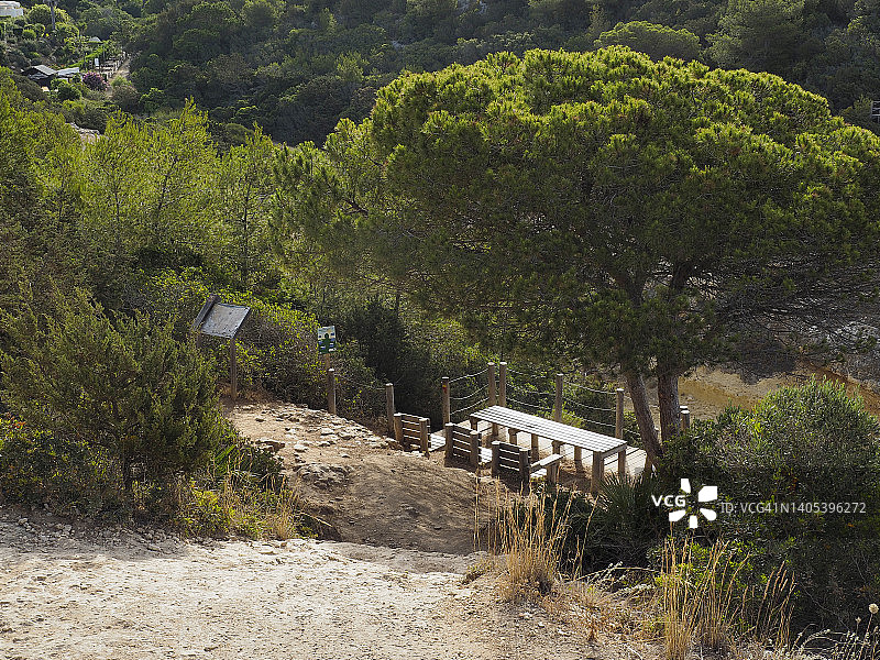 葡萄牙阿尔加维七悬谷步道旁的野餐桌椅图片素材