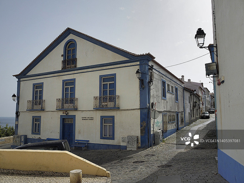 葡萄牙阿连特茹锡尼什的传统蓝白房子图片素材