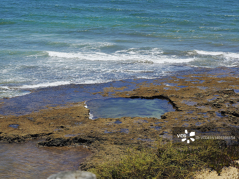 葡萄牙阿尔加维奥略斯德阿瓜徒步小径旁的天然游泳池图片素材