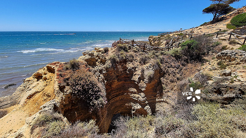 阿尔加维奥尔霍斯德阿瓜的徒步小径，木栅栏喀斯特地貌图片素材