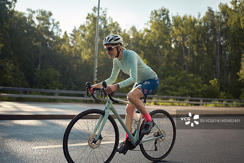 骑自行车的人在路上图片素材