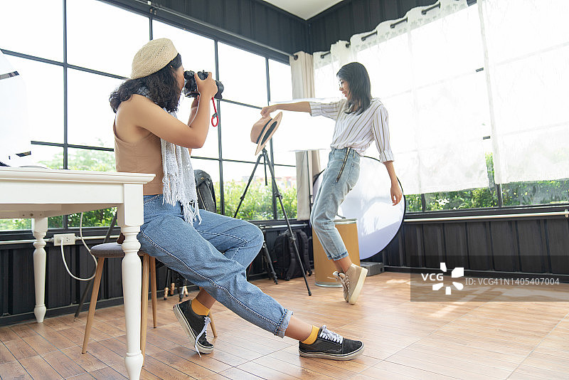 亚洲女性自由职业者设计师图片素材