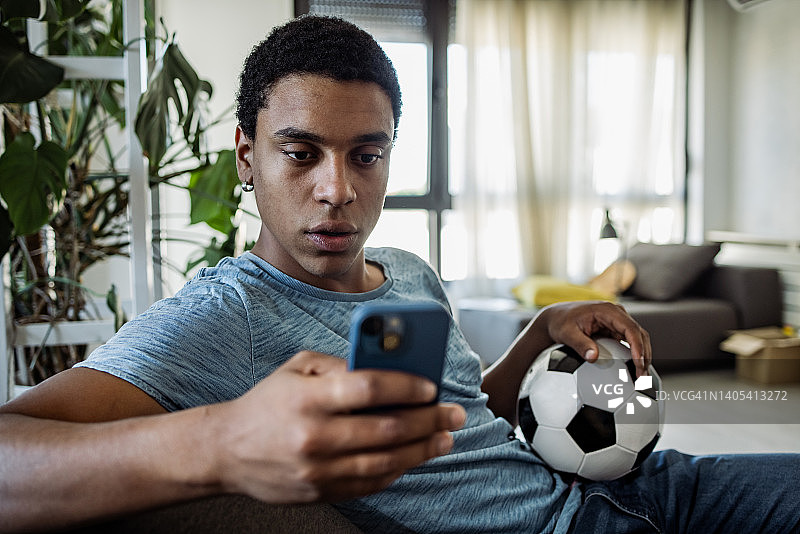男人在足球比赛期间使用手机图片素材