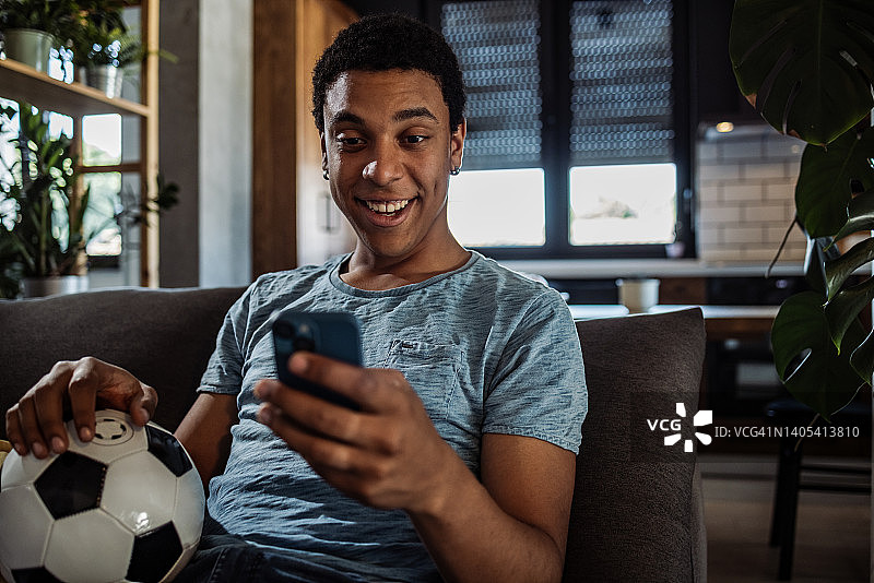 使用手机App参与足球博彩的球迷图片素材