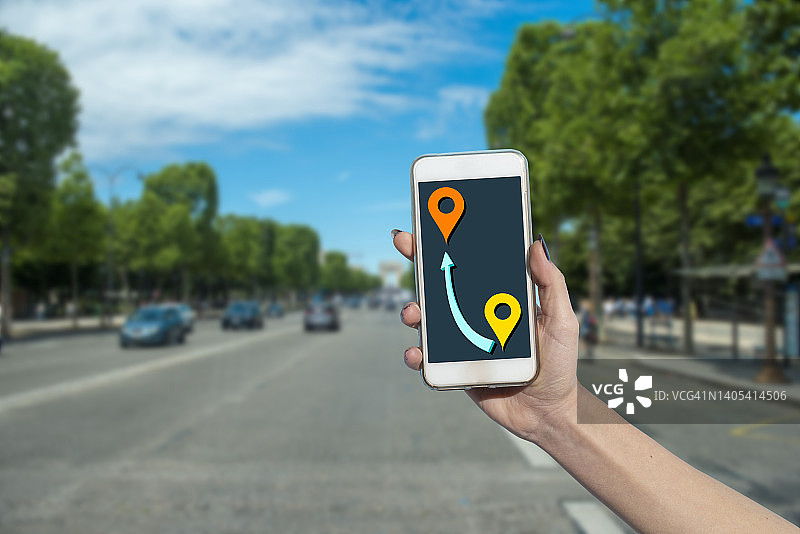 女人用手机导航图片素材