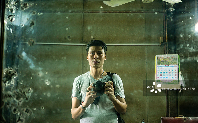在理发店拍照的男人肖像图片素材