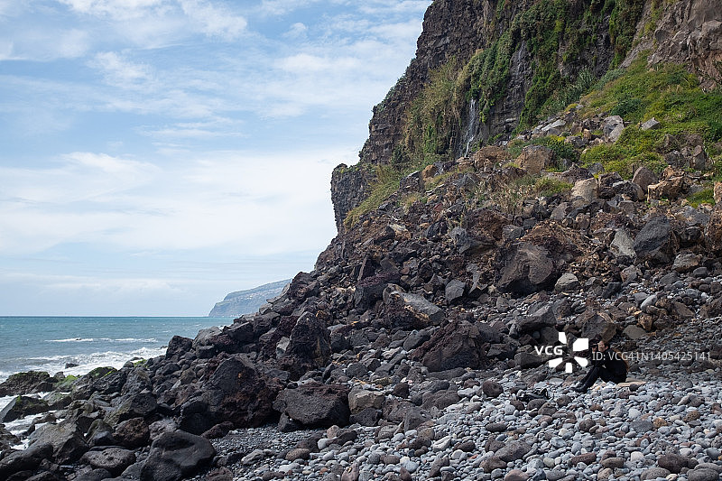 女人用双筒望远镜观看图片素材