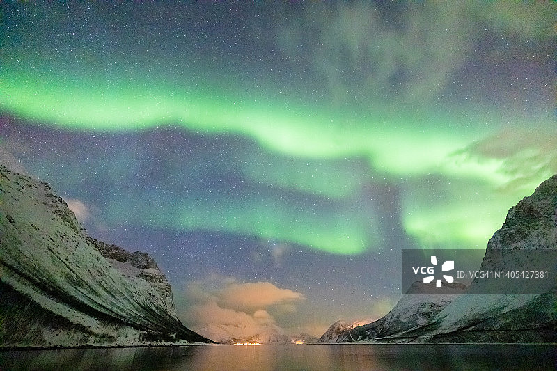 挪威海岸上空令人难以置信的北极光活动图片素材