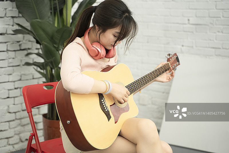 弹吉他的女人图片素材