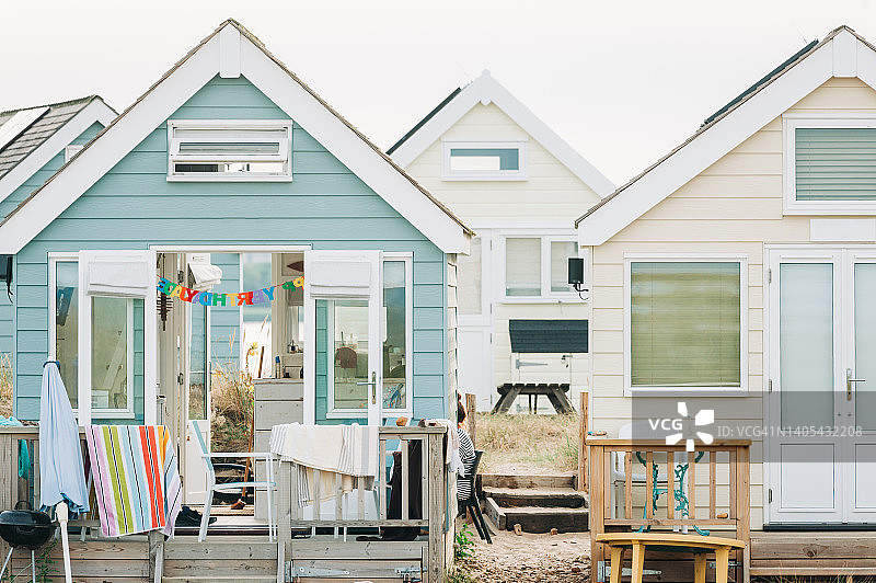 英国海滩小屋的日间景观图片素材
