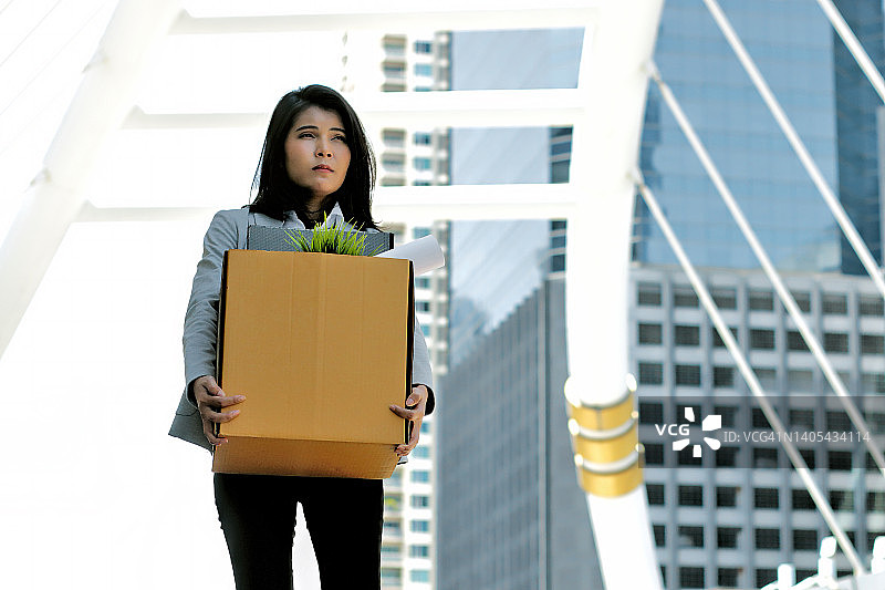 年轻女子因被解雇而感到压力和失望，失业概念图片素材