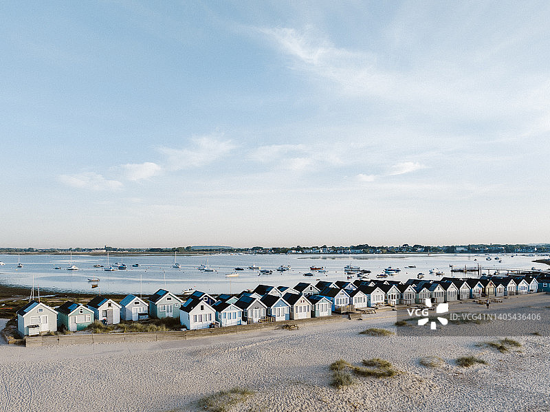 英国彩色海滩小屋的日出鸟瞰图图片素材