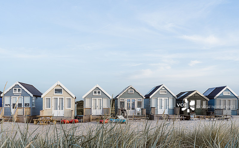 英国五彩缤纷的海滩小屋的日出景色图片素材
