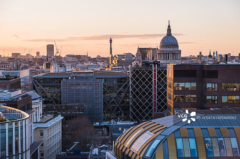 伦敦圣保罗大教堂、英国电信塔屋顶日落天际线图片素材