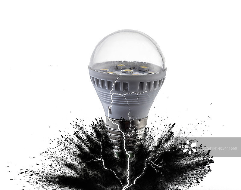白色背景上的低功率LED灯泡爆炸和放电特写图片素材