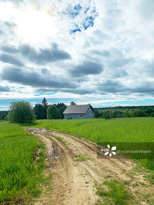 乡村弯曲道路，绿色田野，蓝天白云自然风光背景图片素材