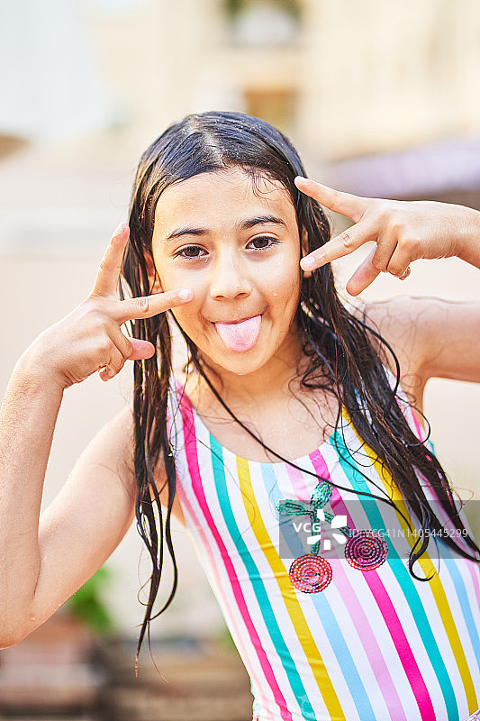 泳装女孩比V字手势图片素材