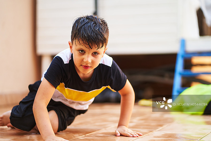 在后院地板上的男孩图片素材