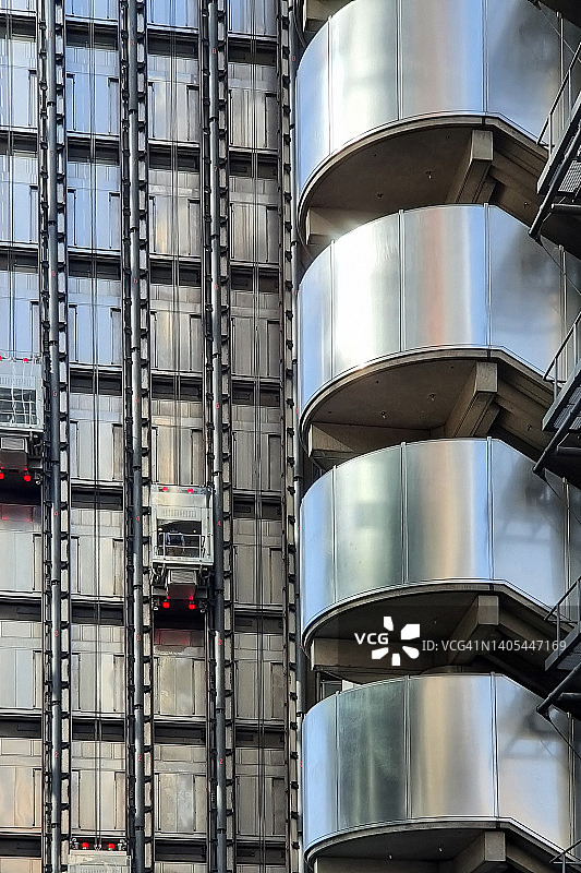 伦敦市劳埃德大厦的室外电梯景色，英格兰伦敦图片素材