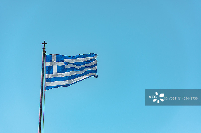蓝天下飘扬的希腊国旗图片素材