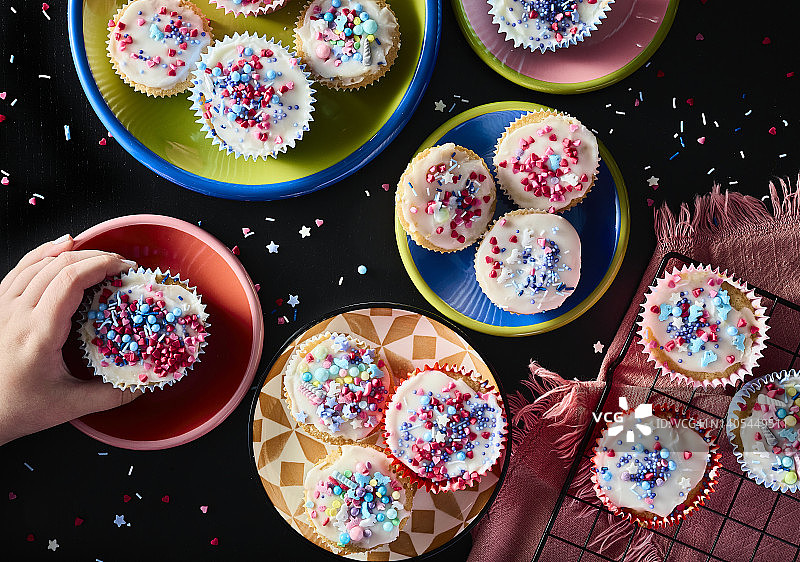 糖霜糖粒装饰纸杯蛋糕图片素材