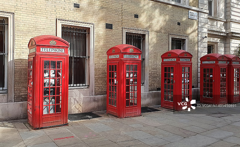 英国伦敦街道上的一排红色电话亭图片素材