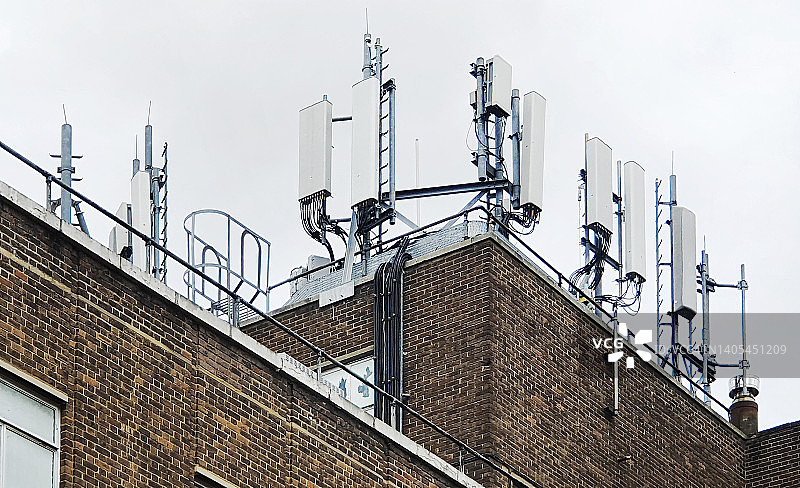 安装在建筑物屋顶上的5G电信转发器。英国伦敦图片素材