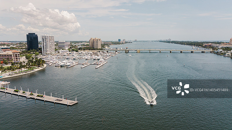 2022年6月佛罗里达州西棕榈滩市中心海滨入口和棕榈滩岛的无人机航拍视图图片素材