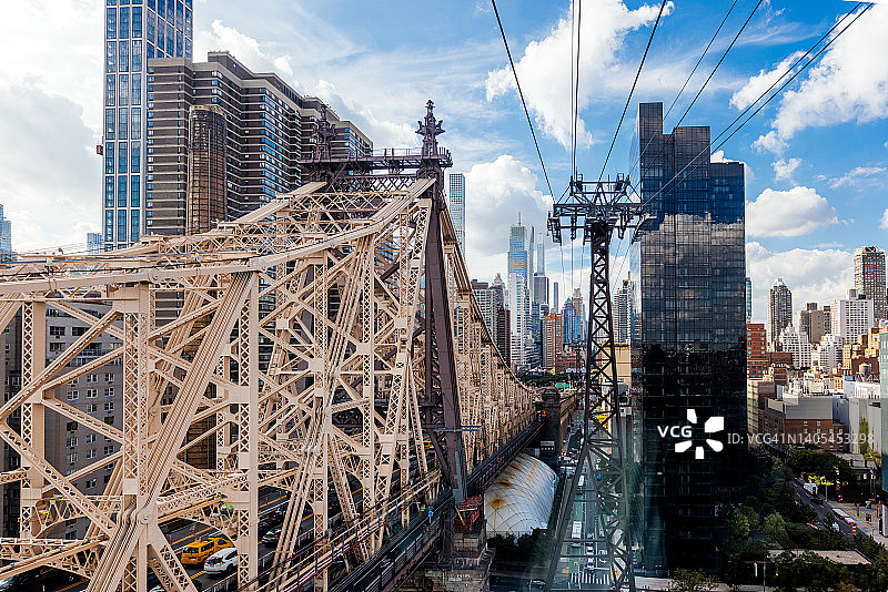 美国纽约皇后区大桥和曼哈顿摩天大楼鸟瞰图图片素材
