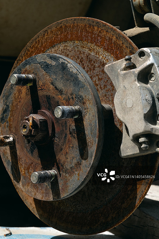汽车修理店里生锈的旧轮毂特写图片素材
