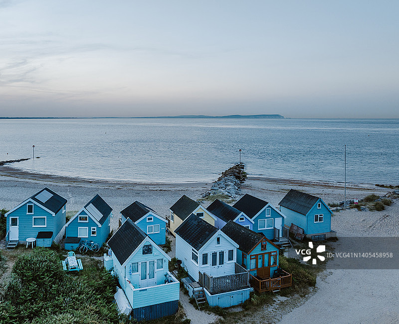 英国：色彩鲜艳的海滩小屋鸟瞰图片素材